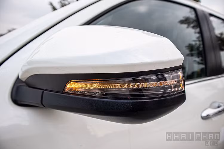 Trong phân khúc SUV 7 chỗ, Toyota Fortuner 2020 sở hữu những tiện nghi khá cơ bản như: Màn hình giải trí cảm ứng 7 inch kết hợp đầu DVD hỗ trợ kết nối Smart Phone, và những kết nối cơ bản như USB/Bluetooth/AUX... với đầu ra là dàn âm thanh 6 loa.