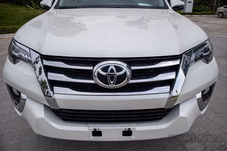 Toyota Fortuner 2020 bản cao cấp nhất sử dụng bộ la-zăng hợp kim 2 màu kích thước 18 inch kèm bộ lốp 265/60R18. Mẫu xe này có gương chiếu hậu đồng màu ngoại thất kết hợp đèn xi-nhan dạng LED với tính năng chỉnh/gập điện, tay nắm cửa Fortuner mạ crom và bậc lên/xuống xe được gắn cố định.