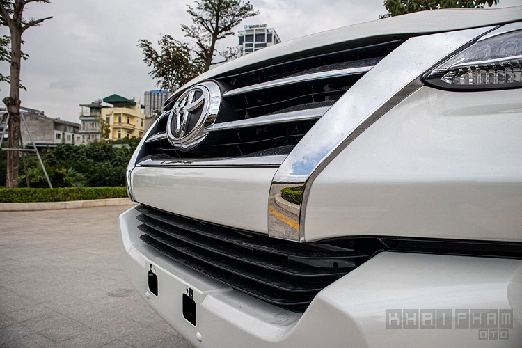 Fortuner 2020 có phần vô-lăng gây được thiện cảm với người dùng bởi TMV sử dụng ốp gỗ kết hợp da với cảm giác vừa tay. Fortuner vẫn có vô-lăng 4 chấu, phần đáy mạ bạc và kết hợp đầy đủ những phím chức năng gồm: Điều khiển hành trình, Điều chỉnh âm thanh... Ngay phía sau, màn hình sau lái đa sắc sử dụng 2 vòng tua máy, tốc độ hình tròn quen thuộc, trung tâm là màn hình LCD hiển thị các thông số vận hành.