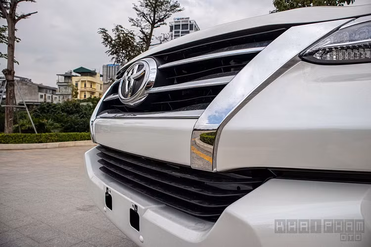 Fortuner 2020 có phần vô-lăng gây được thiện cảm với người dùng bởi TMV sử dụng ốp gỗ kết hợp da với cảm giác vừa tay. Fortuner vẫn có vô-lăng 4 chấu, phần đáy mạ bạc và kết hợp đầy đủ những phím chức năng gồm: Điều khiển hành trình, Điều chỉnh âm thanh... Ngay phía sau, màn hình sau lái đa sắc sử dụng 2 vòng tua máy, tốc độ hình tròn quen thuộc, trung tâm là màn hình LCD hiển thị các thông số vận hành.