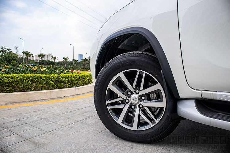 Toyota Fortuner bản cao cấp lắp ráp tại Việt Nam được trang bị ghế ngồi bọc da màu nâu, ghế tài xế có thể điều chỉnh điện 8 hướng nhưng tính năng nhớ vị trí vẫn chưa xuất hiện. Tuy nhiên, điểm đáng tiếc trên Toyota Fortuner 2020 là ghế phụ vẫn chỉnh cơ 4 hướng, trong khi đó hầu hết các đối thủ trong phân khúc đều có chỉnh điện ghế phụ. Hàng ghế thứ 2, chiếc xe đến từ Nhật Bản mang đến sự rộng rãi cho 3 vị trí, xe có thể gập 60:40, hàng cuối cùng gập 50:50 sang 2 bên.