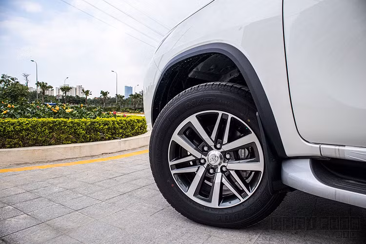 Toyota Fortuner bản cao cấp lắp ráp tại Việt Nam được trang bị ghế ngồi bọc da màu nâu, ghế tài xế có thể điều chỉnh điện 8 hướng nhưng tính năng nhớ vị trí vẫn chưa xuất hiện. Tuy nhiên, điểm đáng tiếc trên Toyota Fortuner 2020 là ghế phụ vẫn chỉnh cơ 4 hướng, trong khi đó hầu hết các đối thủ trong phân khúc đều có chỉnh điện ghế phụ. Hàng ghế thứ 2, chiếc xe đến từ Nhật Bản mang đến sự rộng rãi cho 3 vị trí, xe có thể gập 60:40, hàng cuối cùng gập 50:50 sang 2 bên.