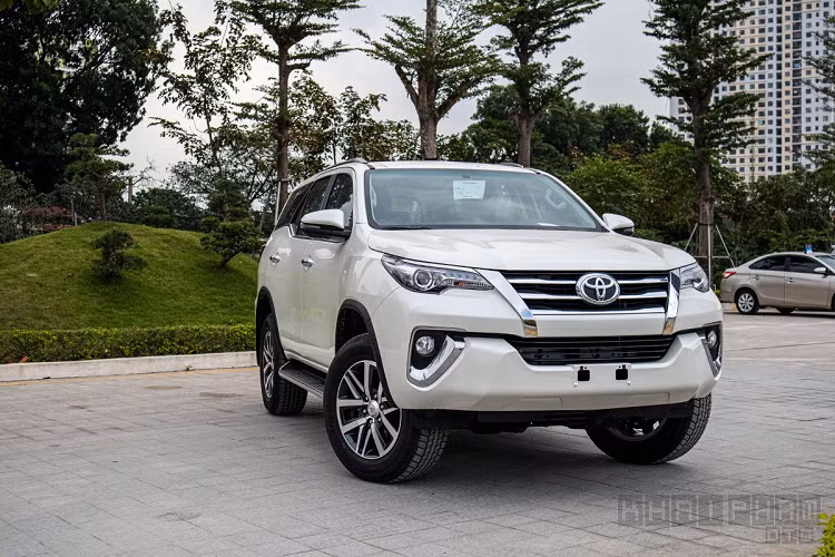 Toyota Fortuner 2020 mới có kích thước tổng thể chiều Dài x Rộng x Cao lần lượt là 4.795 x 1.855 x 1.835 (mm), chiều dài cơ sở đạt 2.745 mm, khoảng sáng gầm xe là 219 mm. Thông số trên của Toyota Fortuner 2020 không quá vượt trội trong phân khúc, xe chỉ nhỉnh hơn Hyundai Santa Fe và kém so với Ford Everest.