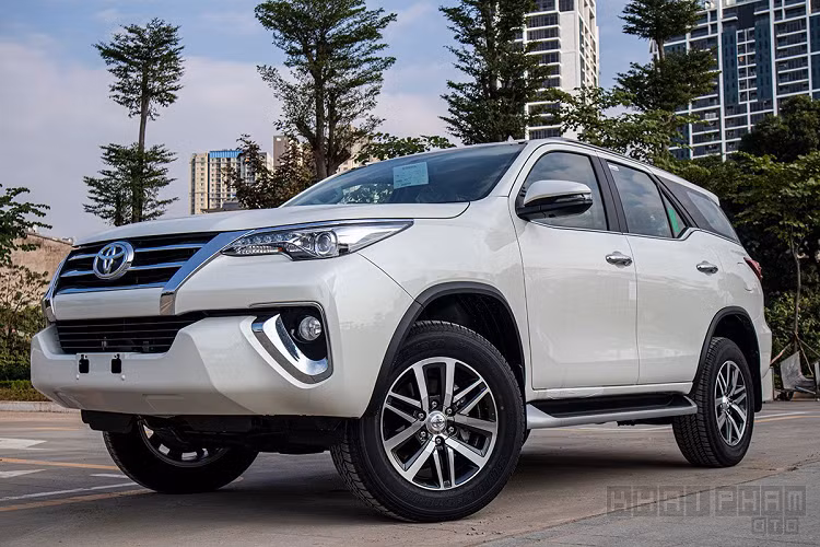 Tại thị trường Việt Nam, mẫu xe SUV Toyota Fortuner 7 chỗ hiện đang bán chạy nhất so với các đối thủ như Hyundai SantaFe, Ford Everest, Nissan Terra hay mẫu xe ô tô Mazda CX-8. Mẫu xe của thương hiệu Nhật Bản luôn thể hiện sức mạnh vượt trội dù ở thời điểm nào, khi nhập khẩu nguyên chiếc từ Indonesia hay lắp ráp trong nước.