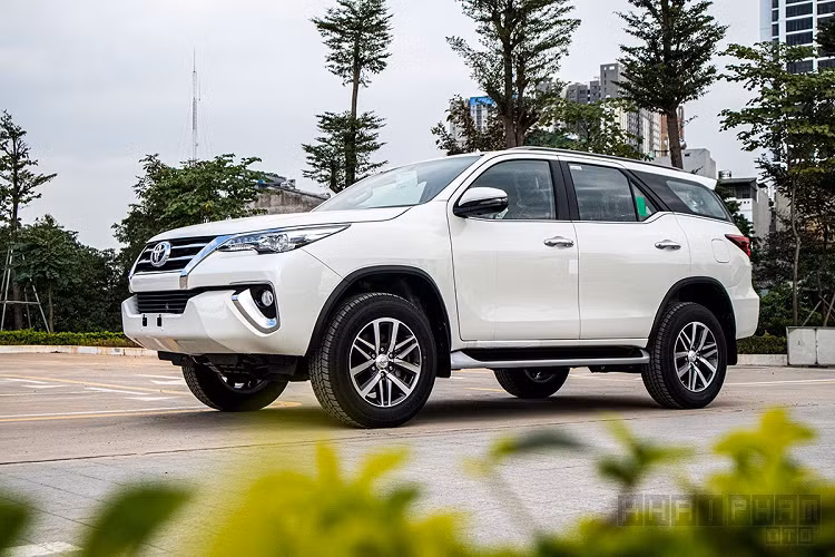 Cụ thể, tính hết năm 2019, doanh số Toyota Fortuner đạt tổng cộng 12.267 xe, tức mỗi tháng Toyota Việt Nam (TMV) giao đến tay khách hàng hơn 1.000 chiếc. Trong khi đó, Hyundai Santa Fe dù có mức giá rẻ hơn và nhiều trang bị hơn cũng chỉ đạt doanh số 9.228 chiếc, Ford Everest là 7.852 xe và 2.508 chiếc Mazda CX-8 xuất xưởng.