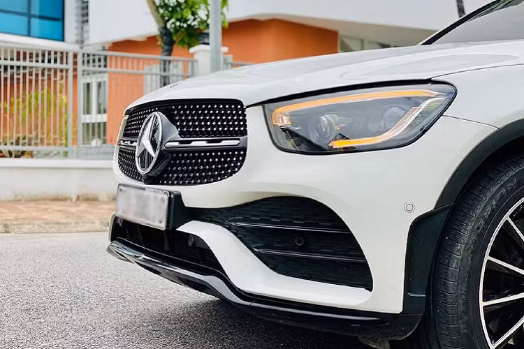 Có thể nói, đây là một trong những chiếc GLC 300 nhập khẩu hiếm hoi đang được rao bán trên thị trường, chiếc GLC 300 này sẵn sàng “về nhà mới” bất chấp giá cao, nếu may mắn tìm được chủ nhân chịu chơi.