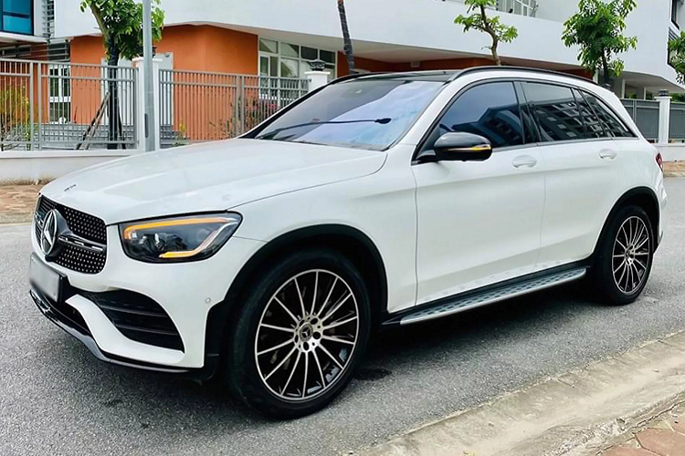 Lại có thêm một chiếc Mercedes-Benz GLC 300 AMG 2020 nhập Đức đang được chào bán trên sàn xe cũ. Chiếc GLC 300 AMG màu trắng này đã lăn bánh được khoảng 11.000km, hiện đang được chào bán với giá 2,589 tỷ đồng, tức cao hơn khoảng 30 triệu đồng so với mức giá niêm yết ban đầu 2,559 tỷ đồng.