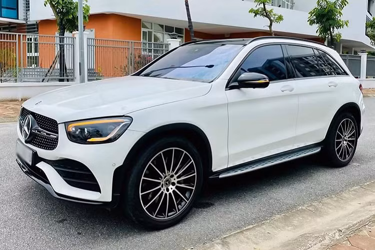 Lại có thêm một chiếc Mercedes-Benz GLC 300 AMG 2020 nhập Đức đang được chào bán trên sàn xe cũ. Chiếc GLC 300 AMG màu trắng này đã lăn bánh được khoảng 11.000km, hiện đang được chào bán với giá 2,589 tỷ đồng, tức cao hơn khoảng 30 triệu đồng so với mức giá niêm yết ban đầu 2,559 tỷ đồng.