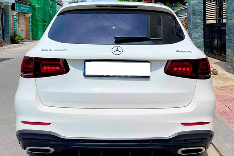 Mercedes-Benz GLC 300 2020 mới nhập Đức có nhiều trang bị độc đáo và khác biệt hơn so với phiên bản lắp ráp trong nước sắp như ngoại thất đã có sẵn gói trang trí “AMG Line” và gói “Night Package” đi kèm với mâm xe AMG 20 inch. “Dàn chân” dùng mâm 20 inch của GLC 300 4Matic facelift nhập khẩu là chi tiết giúp dễ dàng phân biệt so với phiên bản lắp ráp dùng mâm 5 chấu (19 inch). 