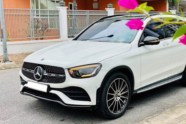 Sử dụng chưa đầy một năm, chủ nhân chiếc SUV hạng sang Mercedes-Benz GLC 300 AMG nhập Đức đã “lỗ” hơn 300 triệu đồng vào chi phí lăn bánh, bên cạnh nhiều chi phí khác như đồ chơi, phụ kiện... Được biết, Mercedes-Benz GLC 300 AMG 2020 nhập Đức có giá lăn bánh trước đó khoảng 2,9 tỷ đồng.