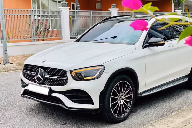 Sử dụng chưa đầy một năm, chủ nhân chiếc SUV hạng sang Mercedes-Benz GLC 300 AMG nhập Đức đã “lỗ” hơn 300 triệu đồng vào chi phí lăn bánh, bên cạnh nhiều chi phí khác như đồ chơi, phụ kiện... Được biết, Mercedes-Benz GLC 300 AMG 2020 nhập Đức có giá lăn bánh trước đó khoảng 2,9 tỷ đồng.