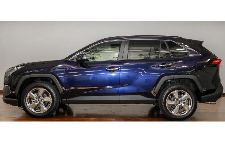 Kích thước tổng thể của Toyota RAV4 thế hệ mới là 4.600 x 1.855 x 1.685 mm (dài x rộng x cao), chiều dài cơ sở 2.690 mm. So với đối thủ Mazda CX-5, Toyota RAV4 dài hơn 50 mm, rộng hơn 13 mm và cao hơn 5 mm. Toyota RAV4 2021 được xây dựng dựa trên hệ khung gầm Toyota New Global Architecture.