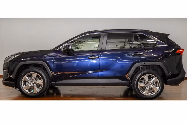 Kích thước tổng thể của Toyota RAV4 thế hệ mới là 4.600 x 1.855 x 1.685 mm (dài x rộng x cao), chiều dài cơ sở 2.690 mm. So với đối thủ Mazda CX-5, Toyota RAV4 dài hơn 50 mm, rộng hơn 13 mm và cao hơn 5 mm. Toyota RAV4 2021 được xây dựng dựa trên hệ khung gầm Toyota New Global Architecture.