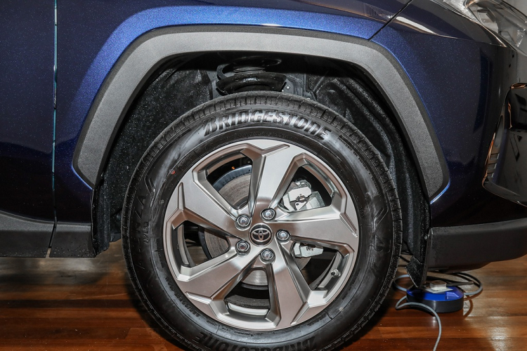 Vẫn giữ nguyên thiết kế truyền thống, RAV4 2021 có kiểu dáng to lớn và vuông vức. Mâm xe 18 inch được làm góc cạnh dạng 5 chấu, đi kèm là bộ lốp Bridgestone Alenza 225/60.