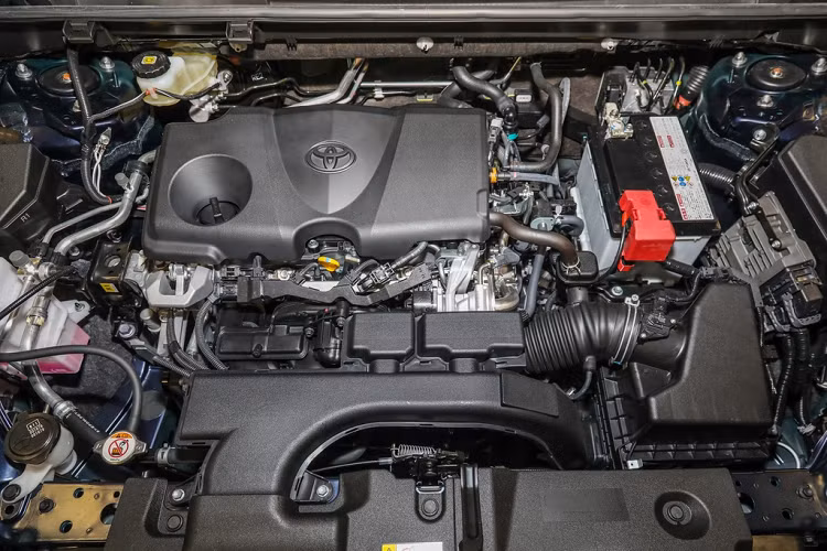 Tại thị trường Malaysia, Toyota mang đến 2 tùy chọn động cơ cho RAV4 2020 là 2.0L hoặc 2.5L. Phiên bản 2.0L sản sinh công suất 170 mã lực và mô-men xoắn cực đại 207 Nm, phiên bản 2.5L cho công suất 204 mã lực và mô-men xoắn cực đại 243 Nm. Phiên bản 2.0L dùng hộp số tự động vô cấp CVT, trong khi đó phiên bản 2.5L trang bị hộp số tự động 8 cấp.