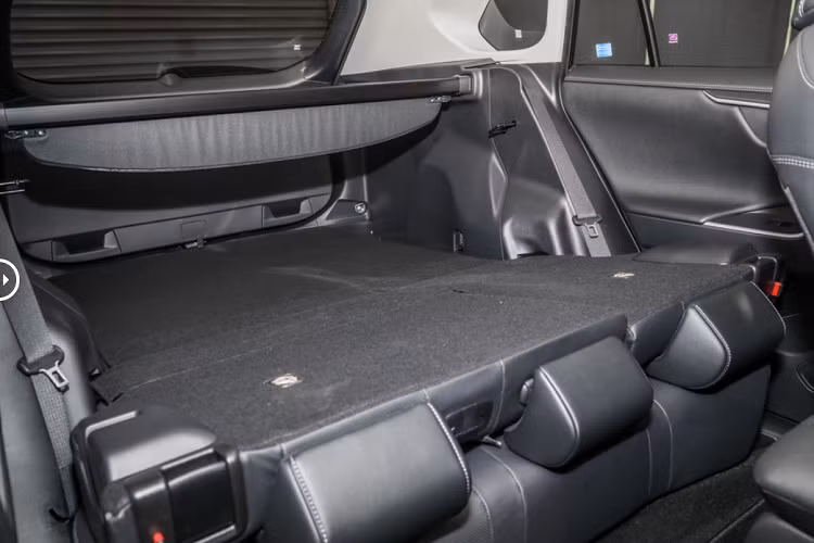 Khoang chứa đồ của RAV4 2021 khá rộng (1.047 lít) nhờ thiết kế phần đuôi không có độ vuốt xuống nhiều như các mẫu crossover/SUV khác. Khi gập toàn bộ hàng ghế thứ 2, thể tích khoang chứa đồ tăng lên mức 1.953 lít.