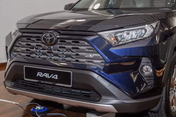 Hệ thống đèn chiếu sáng chính trên xe sử dụng công nghệ LED, trừ đén báo rẽ và đèn sương mù. Trang bị tiện ích tiêu chuẩn trên xe có thể kể đến như đèn và gạt mưa tự động, mở cốp rảnh tay...