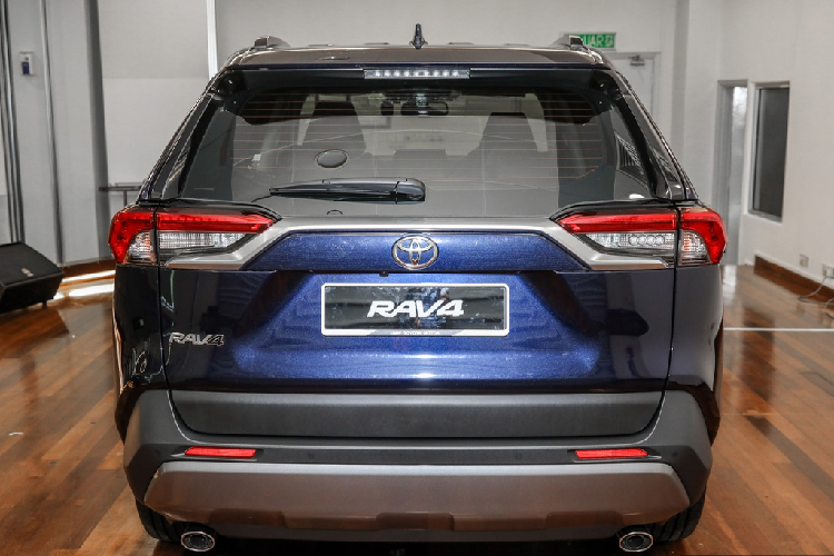 Phần đuôi thiết kế gọn gàng với cụm đèn hậu kéo dài sang 2 bên, phía trên được trang bị đuôi gió thể thao tích hợp đèn hậu.