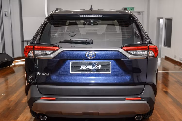 Phần đuôi thiết kế gọn gàng với cụm đèn hậu kéo dài sang 2 bên, phía trên được trang bị đuôi gió thể thao tích hợp đèn hậu.