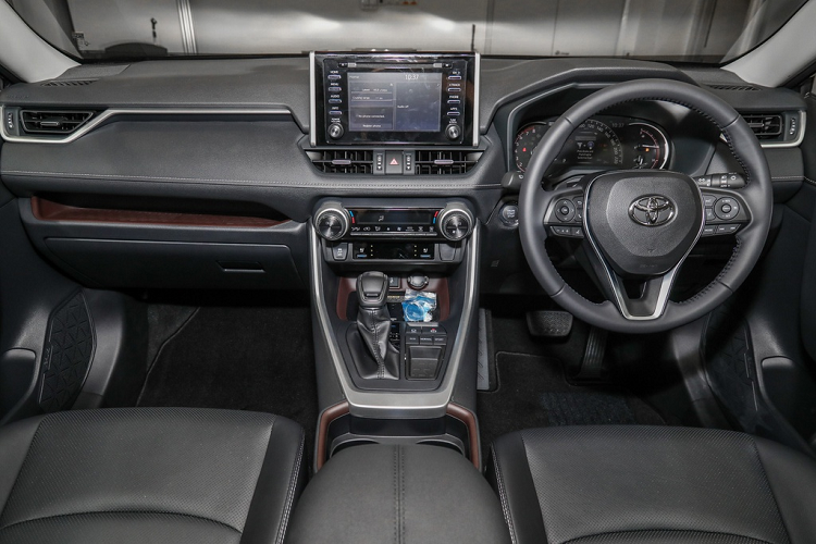 Khoang cabin trên RAV4 2021 được thiết kế hướng về người lái. Nội thất của xe tạo sự chú ý với màn hình thông tin giải trí thiết kể nổi, vô lăng 4 chấu tích hợp phím điều khiển chức năng... Xe được trang bị nhiều khoang chứa đồ tiện ích, tuy nhiên vẫn có nhiều chi tiết nhựa.