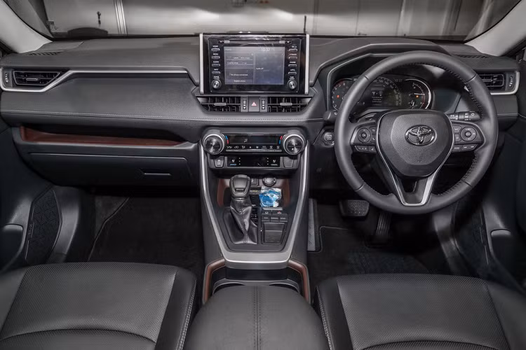 Khoang cabin trên RAV4 2021 được thiết kế hướng về người lái. Nội thất của xe tạo sự chú ý với màn hình thông tin giải trí thiết kể nổi, vô lăng 4 chấu tích hợp phím điều khiển chức năng... Xe được trang bị nhiều khoang chứa đồ tiện ích, tuy nhiên vẫn có nhiều chi tiết nhựa.