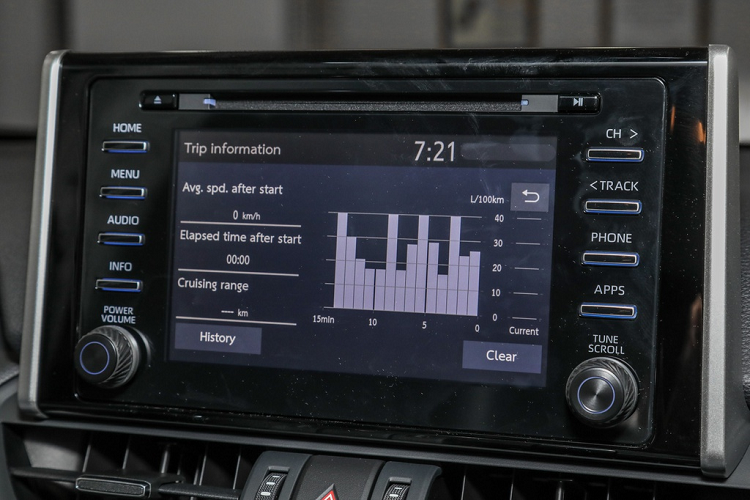 Màn hình trung tâm có kích thước 7 inch hiển thị đa thông tin về tình trạng xe, các chức năng giải trí... Hệ thống thông tin giải trí của RAV4 2021 có khả năng tương thích với Android Auto bên cạnh Apple CarPlay như thế hệ cũ.