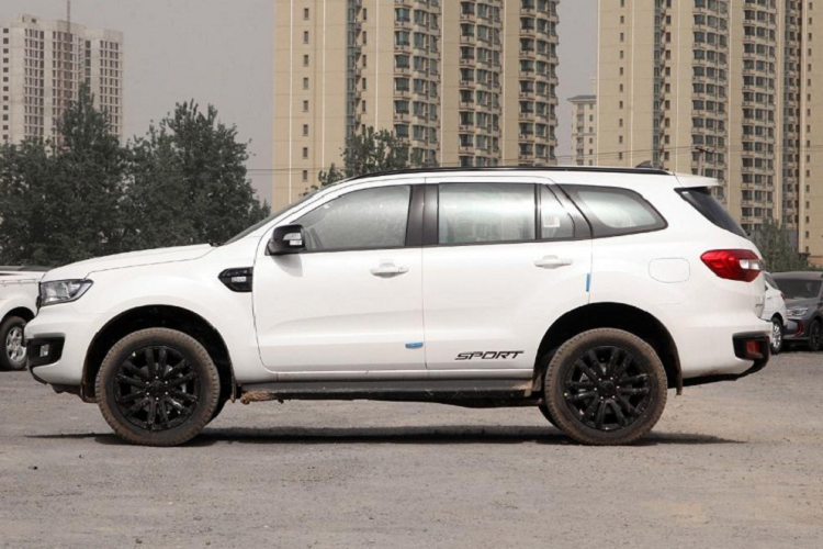 Động cơ EcoBoost 2.3L kết hợp với hộp số tự động 10 cấp và hệ dẫn động cầu sau hoặc 4 bánh, tùy phiên bản. Trước đây, Ford Everest bản máy xăng tại Trung Quốc sử dụng hộp số tự động 6 cấp. Ford Everest 2.3T EcoBoost 2020 dùng động cơ xăng tăng áp chung với người anh em Mustang