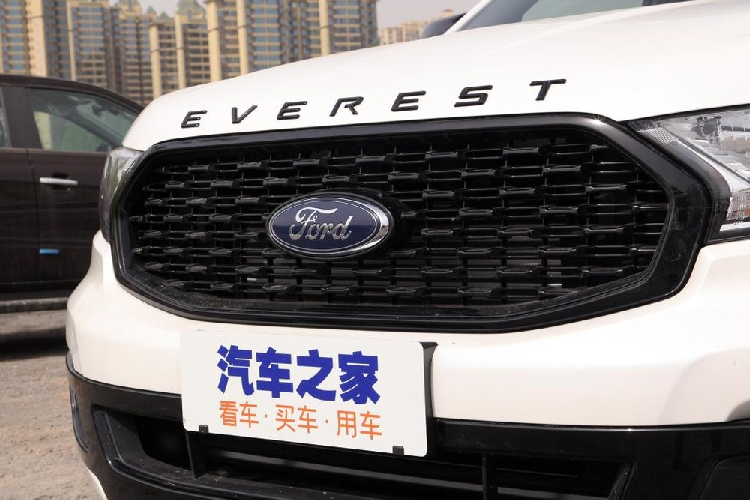 Theo đó, Ford Everest 2.3T EcoBoost 2020 tại Trung Quốc được trang bị động cơ EcoBoost 4 xi-lanh, tăng áp, dung tích 2,3 lít, tạo ra công suất tối đa 275 mã lực tại tua máy 5.500 vòng/phút và mô-men xoắn cực đại 455 Nm tại tua máy 2.500 vòng/phút. So với động cơ xăng 2.0 lít cũ của Ford Everest tại Trung Quốc, máy xăng này mạnh hơn 28 mã lực và 95 Nm.