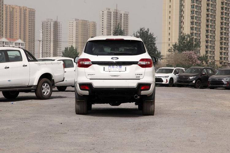 Khác với xe dành cho Trung Quốc, Ford Everest tại những thị trường khác phần lớn đều chỉ có trang bị máy dầu. Ví dụ như Ford Everest ở Việt Nam, mẫu SUV cỡ trung này có 3 tùy chọn động cơ là máy dầu tăng áp kép, dung tích 2.0 lít, máy dầu tăng áp đơn, dung tích 2.0 lít và máy dầu Duratorq 2,2 lít.