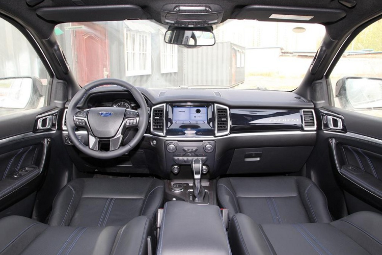 Ngoài động cơ, Ford Everest 2020 bản 2.3T EcoBoost còn được nâng cấp nhẹ trong thiết kế và trang bị. Bên ngoài, mẫu xe này được trang bị lưới tản nhiệt với mắt lưới hình tổ ong màu đen thay vì nan mạ crôm nằm ngang như ở các phiên bản còn lại của dòng Ford Everest 2020. Trên lưới tản nhiệt là logo "Everest" màu đen làm điểm nhấn. Bên sườn, Ford Everest 2.3T EcoBoost 2020 được trang bị bộ vành hợp kim được sơn màu đen, dùng lốp Efficient Grip của Goodyear với kích thước 265/50 R20.