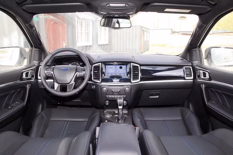 Ngoài động cơ, Ford Everest 2020 bản 2.3T EcoBoost còn được nâng cấp nhẹ trong thiết kế và trang bị. Bên ngoài, mẫu xe này được trang bị lưới tản nhiệt với mắt lưới hình tổ ong màu đen thay vì nan mạ crôm nằm ngang như ở các phiên bản còn lại của dòng Ford Everest 2020. Trên lưới tản nhiệt là logo "Everest" màu đen làm điểm nhấn. Bên sườn, Ford Everest 2.3T EcoBoost 2020 được trang bị bộ vành hợp kim được sơn màu đen, dùng lốp Efficient Grip của Goodyear với kích thước 265/50 R20.