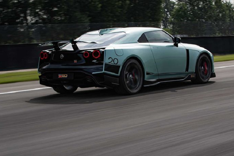 Khác với những chiếc Nissan GT-R50 thế hệ mới thông thường, chiếc GT-R50 đầu tiên này có màu sơn xanh mòng két tương phản với phần đen ở đầu xe và đuôi xe. Cản xe trước / sau và đèn pha, đèn hậu đều được làm mới.