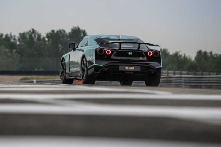 Về truyền động, Nissan GT-R50 được trang bị phiên bản nâng cấp của động cơ tăng áp kép 3.8L, cỗ máy này đã được Nismo điều chỉnh để tạo ra công suất 710 mã lực, mạnh hơn 110 mã lực so với GT-R Nismo và Track Edition. Mô-men xoắn cực đại cũng được tăng thêm 128Nm, đạt mức 780Nm. Sức mạnh được gửi đến các bánh xe thông qua hộp số ly hợp kép 6 cấp.