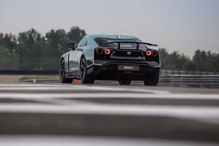 Về truyền động, Nissan GT-R50 được trang bị phiên bản nâng cấp của động cơ tăng áp kép 3.8L, cỗ máy này đã được Nismo điều chỉnh để tạo ra công suất 710 mã lực, mạnh hơn 110 mã lực so với GT-R Nismo và Track Edition. Mô-men xoắn cực đại cũng được tăng thêm 128Nm, đạt mức 780Nm. Sức mạnh được gửi đến các bánh xe thông qua hộp số ly hợp kép 6 cấp.