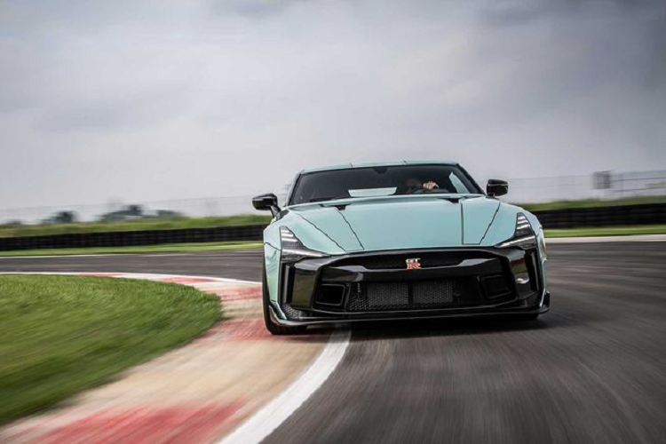 Nội thất xe không có nhiều thay đổi giống bên ngoài, ngoại trừ việc sử dụng nhiều sợi carbon, bọc da và Alcantara hơn.