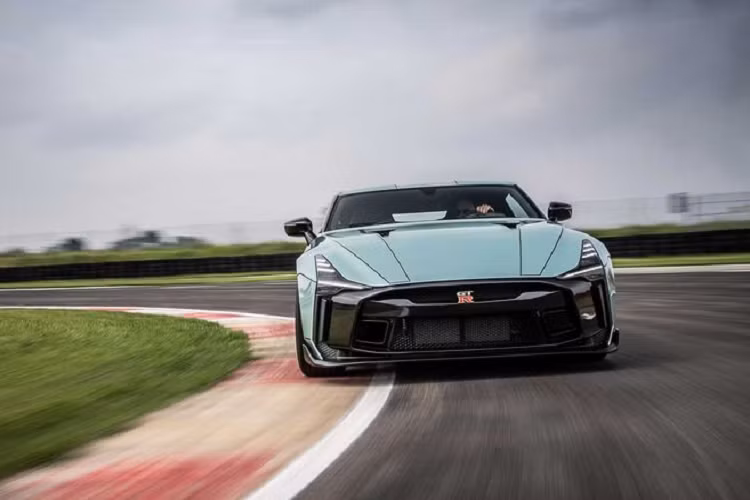 Nội thất xe không có nhiều thay đổi giống bên ngoài, ngoại trừ việc sử dụng nhiều sợi carbon, bọc da và Alcantara hơn.