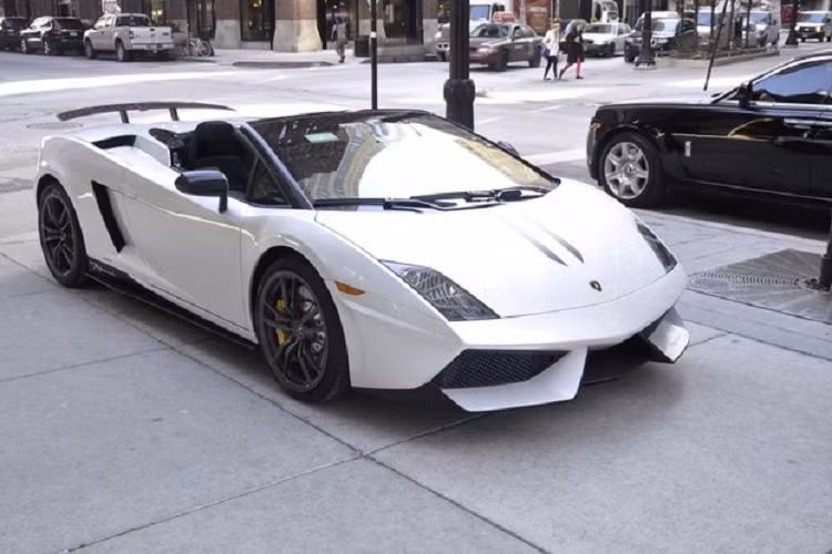  Điểm khác biệt so với chiếc siêu xe Lamborghini Gallardo LP570-4 Superleggera độc nhất Việt Nam đó chính là việc siêu xe Lamborghini Gallardo LP570-4 Spyder Performante có mái bằng mui xếp mềm có thể đóng hoặc mở mui chỉ trong thời gian 16 giây.