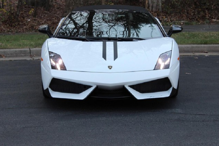 Nhờ khối động cơ mạnh mẽ trên đã cho phép siêu xe mui trần Lamborghini Gallardo LP570-4 Spyder Performante thực hiện việc tăng tốc từ vị trí xuất phát lên 100 km/h chỉ trong vòng thời gian 3,9 giây trước khi đạt vận tốc tối đa 325 km/h. Mức giá xe Lamborghini Gallardo LP570-4 mui trần này tại Việt Nam hiện vẫn là một ẩn số.