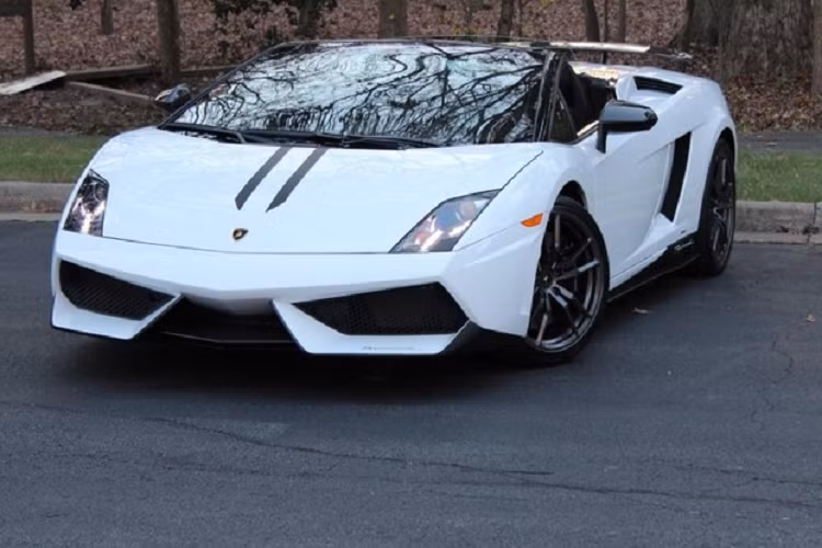  Cách đây gần10 năm, vào tháng 11/2010, hãng xe Ý Lamborghini đã công bố chiếc siêu xe tuyệt đẹp Gallardo LP570-4 Spyder Performante, đây được xem như là phiên bản mui trần của Lamborghini Gallardo LP570-4 Superleggera chỉ có đúng một chiếc tại Việt Nam.