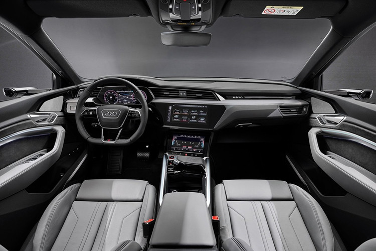 Nội thất được hoàn thiện với màu tối và trang bị ghế thể thao bọc da Fine Nappa được dập nổi logo của S, trang trí bằng màu nhôm xước hoặc carbon, cũng như gói đèn nội thất, đèn viền. Audi E-tron S 2021 sử dụng 2 màn hình cảm ứng kỹ thuật số MMI lớn trang bị hệ thống thông tin giải trí và điều hướng MMI, công nghệ buồng lái ảo Audi, hiển thị kính lái,...