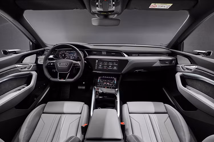 Nội thất được hoàn thiện với màu tối và trang bị ghế thể thao bọc da Fine Nappa được dập nổi logo của S, trang trí bằng màu nhôm xước hoặc carbon, cũng như gói đèn nội thất, đèn viền. Audi E-tron S 2021 sử dụng 2 màn hình cảm ứng kỹ thuật số MMI lớn trang bị hệ thống thông tin giải trí và điều hướng MMI, công nghệ buồng lái ảo Audi, hiển thị kính lái,...