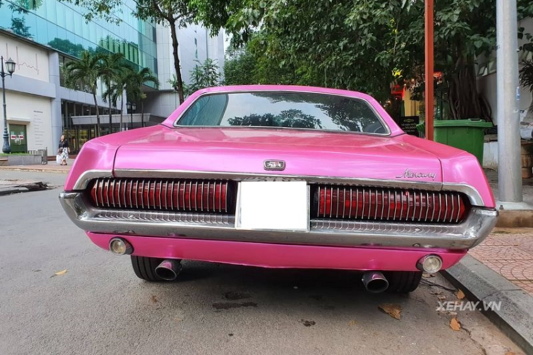 Về truyền động, Mercury Cougar có nhiều phiên bản động cơ như V8 4.7L 200 mã lực, V8 6.4L 335 mã lực và V8 7.0L.