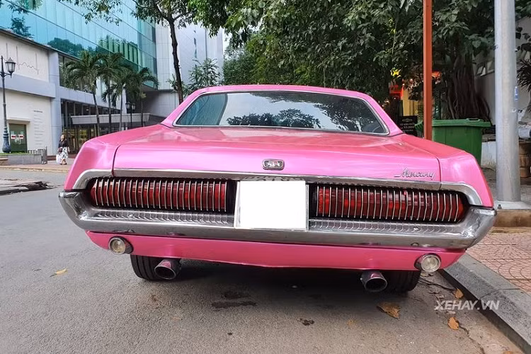 Về truyền động, Mercury Cougar có nhiều phiên bản động cơ như V8 4.7L 200 mã lực, V8 6.4L 335 mã lực và V8 7.0L.