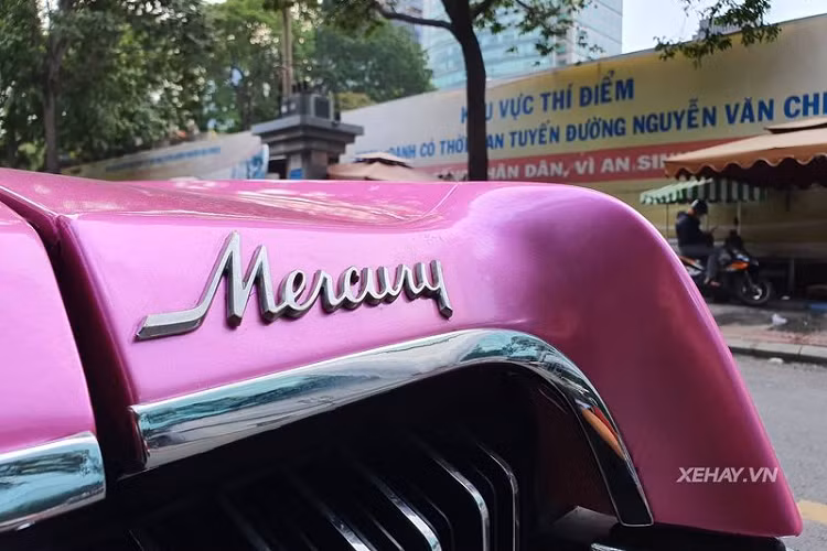 Hiện vẫn chưa rõ giá xe Mercury Cougar màu hồng của Binz, cũng như việc nó sử dụng phiên bản động cơ nào. 