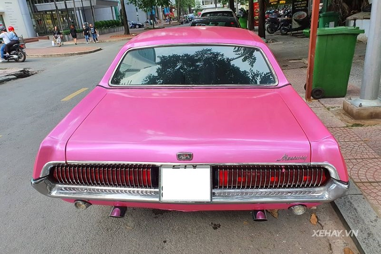 Nội thất của xe cũng được giữ nguyên với bọc da màu đen cùng các chi tiết ốp gỗ sang trong như bảng táp lô, khu vực thiết bị trung tâm. Bên cạnh đó, sự độc đáo của Cougar XR-7 còn được nhấn mạnh bởi hai cụm đồng hồ hình tròn cỡ lớn có viền crôm sáng và cần số được thiết kế dạng chữ T làm bằng thép không rỉ.