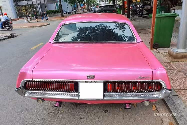 Nội thất của xe cũng được giữ nguyên với bọc da màu đen cùng các chi tiết ốp gỗ sang trong như bảng táp lô, khu vực thiết bị trung tâm. Bên cạnh đó, sự độc đáo của Cougar XR-7 còn được nhấn mạnh bởi hai cụm đồng hồ hình tròn cỡ lớn có viền crôm sáng và cần số được thiết kế dạng chữ T làm bằng thép không rỉ.