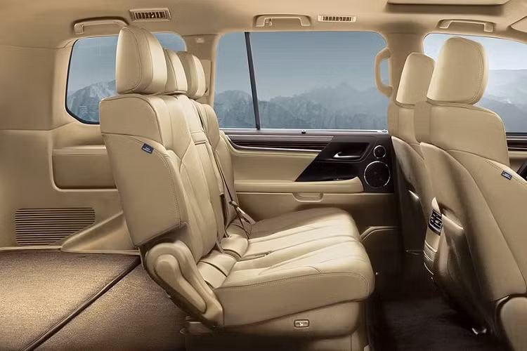 Tương đồng với toàn bộ phong cách cùng thiết kế sang trọng, đỉnh cao của các chi tiết trong khoang nội thất của Lexus LX570 2020, hệ thống ghế ngồi cũng được trau chuốt từng chút một với chất liệu da Nappa dùng để bọc cùng những đường chỉ khâu tỉ mỉ và tinh tế. Các ghế đều có khả năng làm mát và sưởi ghế, đặc biệt ở ghế lái còn được trang bị tính năng massage hiện đại.