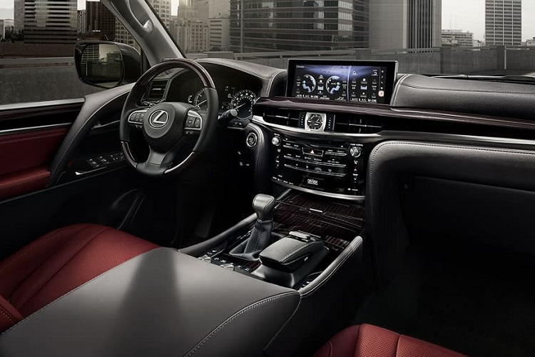 Trái ngược với thiết kế ở phần đầu, hông xe Lexus LX570 2020 lại là những đường nét mềm mại và thanh thoát. Bởi hãng Lexus đã lược bỏ bớt những đường gân dập nổi trên phiên bản mới, thay vào đó là các chi tiết với kiểu dáng đơn giản nhưng không làm mất đi sự cân đối của xe.