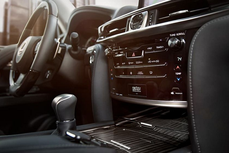 Phần đuôi xe Lexus LX570 2020 vẫn là những chi tiết với kiểu dáng thiết kế vuông vức, góc cạnh và bề thế. Nổi bật nhất vẫn là cụm đèn hậu với đồ hoạ gồm những dải đèn LED trải dài xếp tầng và tạo thành hình chữ L chạy qua nắp cốp.