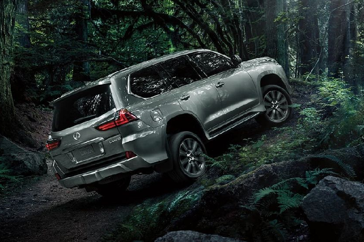 Trên logo của mẫu xe SUV Lexus LX570 2020 còn được trang bị thêm một camera hành trình có khả năng hoạt động 360 độ, mang đến khả năng quan sát cùng tầm nhìn rõ ràng, chính xác cho người lái. Nằm nối tiếp và liền mạch với bộ lưới tản nhiệt là cụm đèn trước có thiết kế thanh mảnh, góc cạnh và có đồ hoạ tinh xảo, cuốn hút.